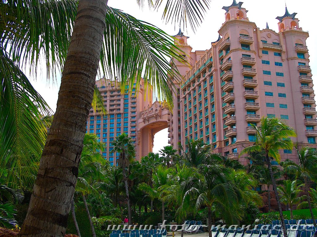 Die rosaroten Royal Towers im Atlantis auf den Bahamas