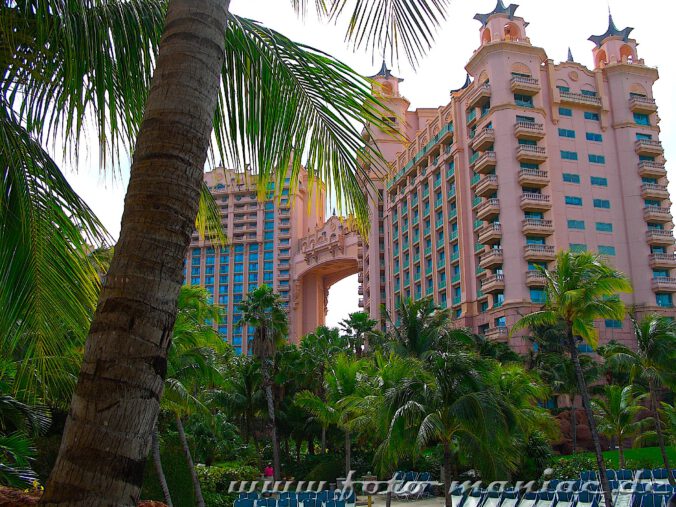 Die rosaroten Royal Towers im Atlantis auf den Bahamas