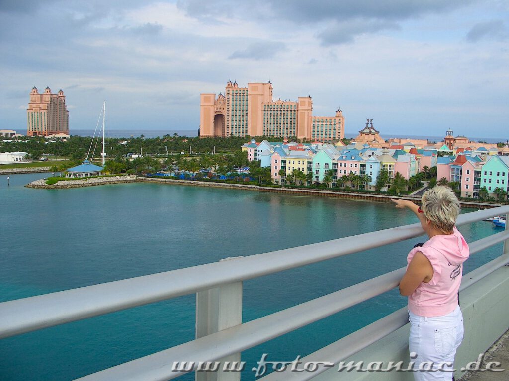 Blick von der Sidney Poitier Brücke auf das Atlantis auf den Bahamas