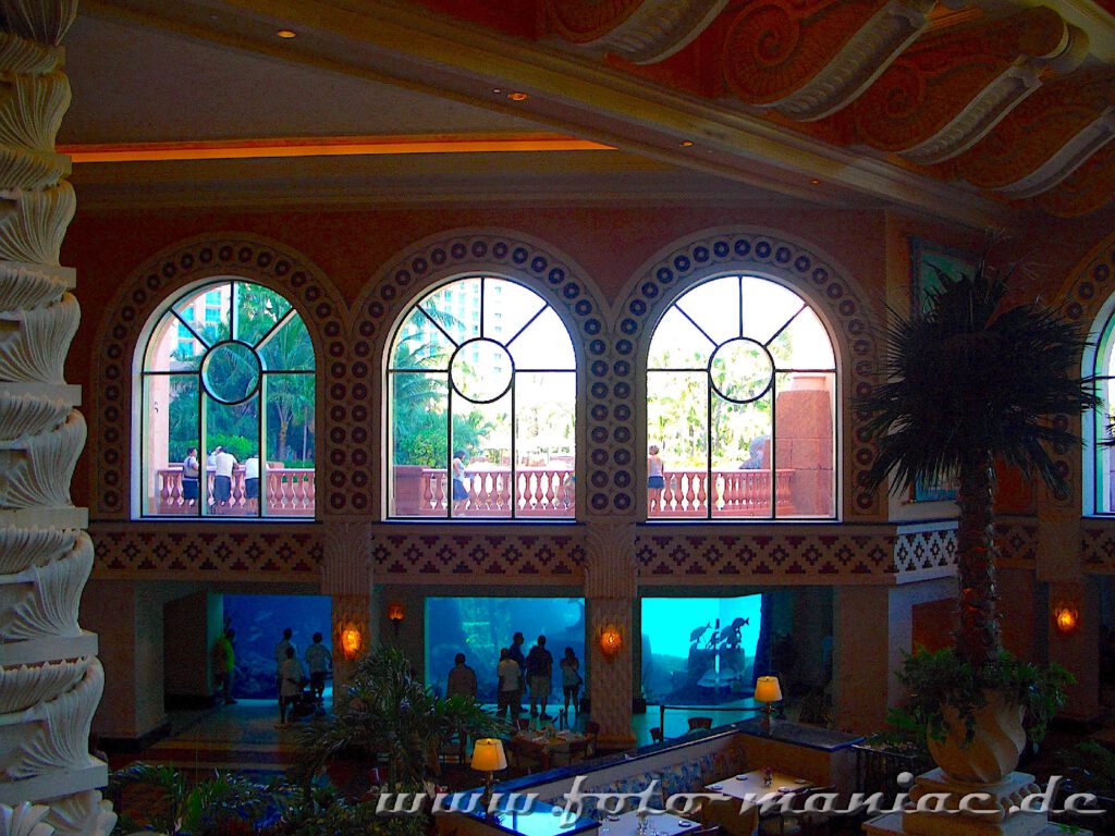 Blick von der Hotelhalle auf einige Becken im Atlantis auf den Bahamas