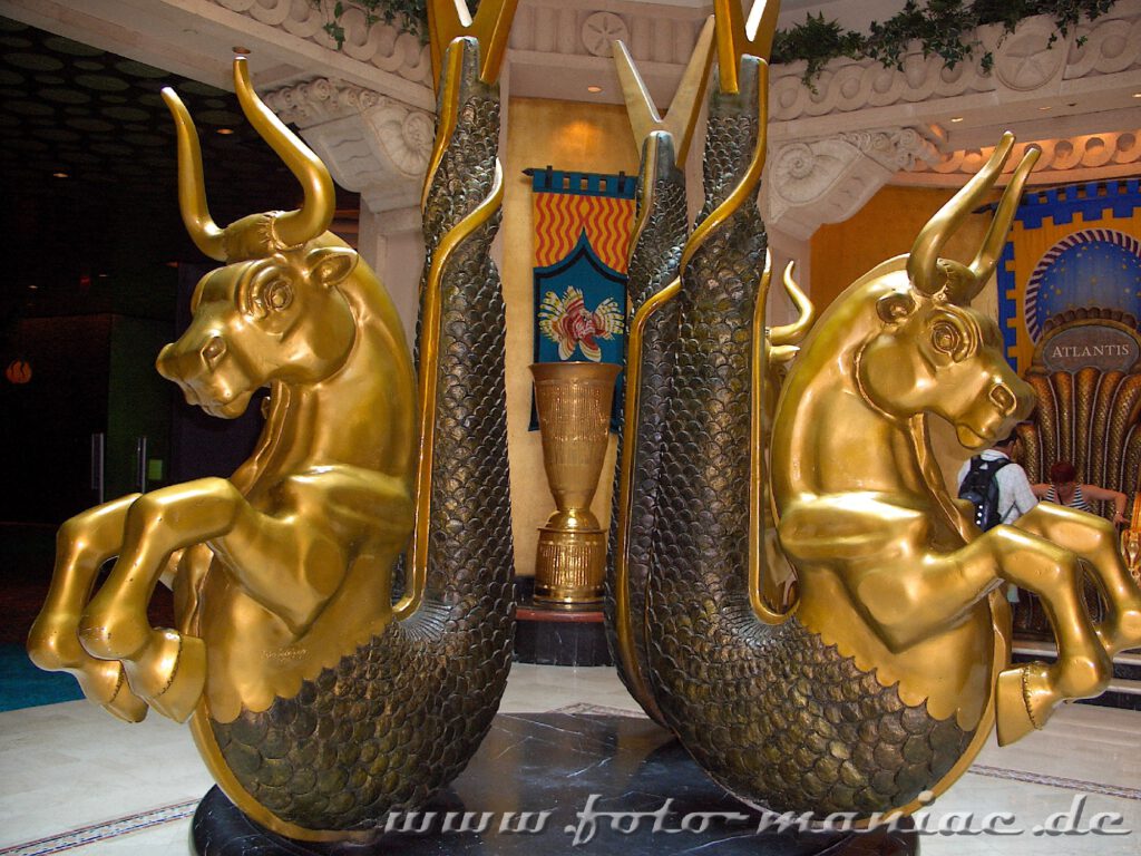 Zwei goldene Stiere im Hotel Atlantis