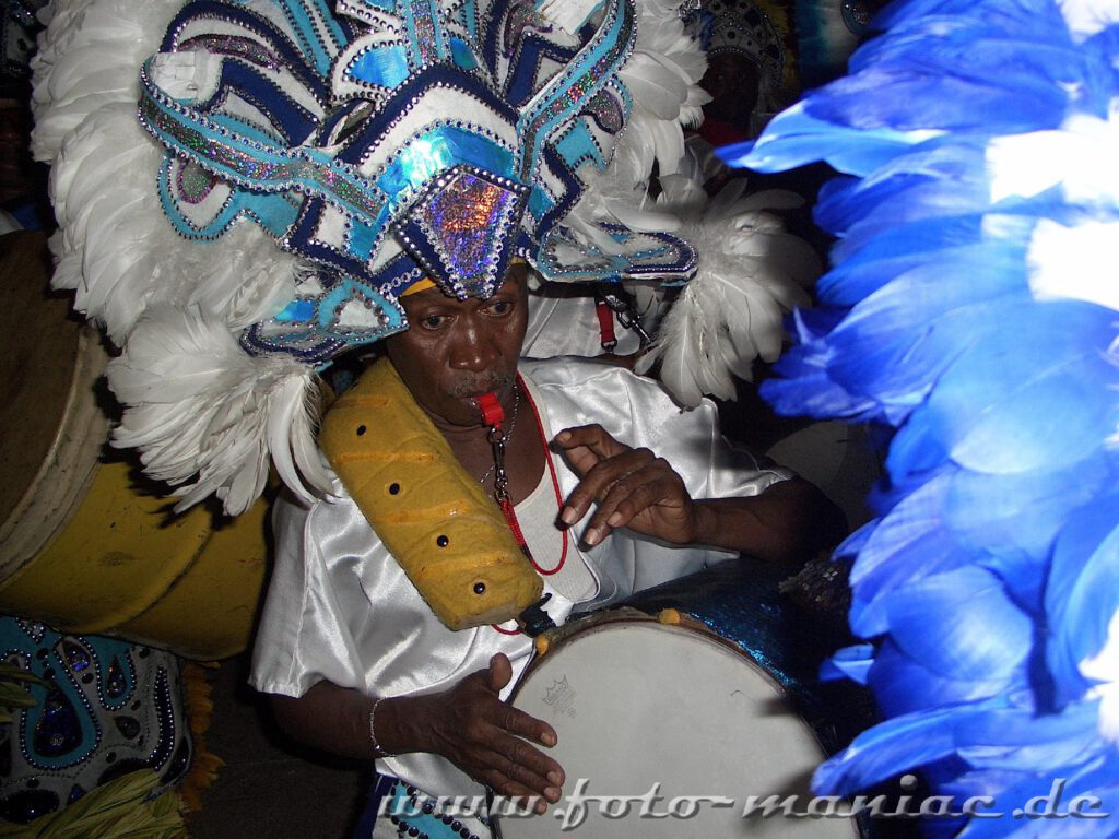 Trillerpfeife und Trommel beim Auftritt im Hotel Atlantis auf den Bahamas