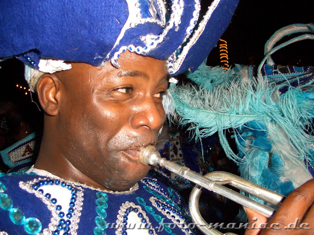 Trompeter beim Auftritt in der Marina auf den Bahamas
