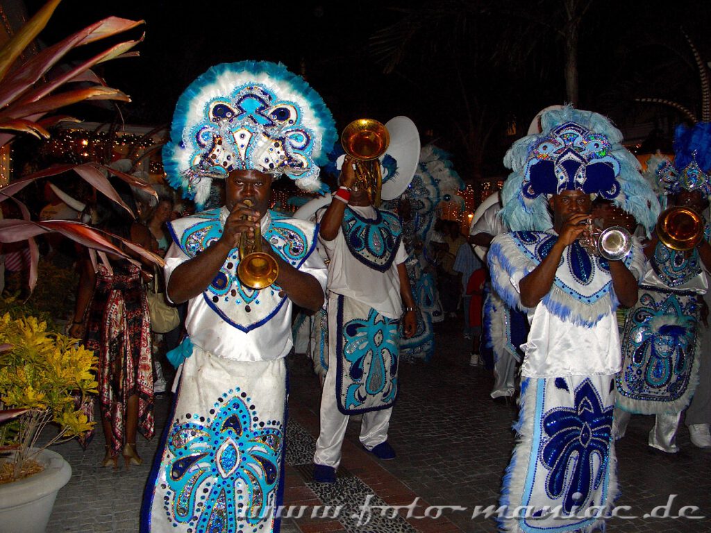 Trompeter in prächtigen Kostümen sorgen für Stimmung im Hotel Atlantis auf den Bahamas