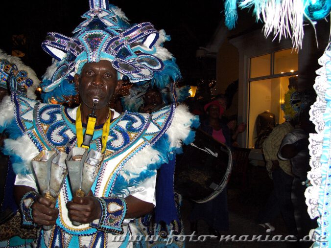 Trillerpfeifen und Rasseln beim Auftritt im Hotel Atlantis auf den Bahamas