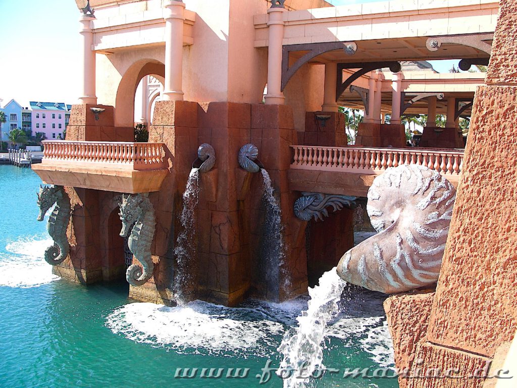 Muscheln und Seepferdchen als Dekorieren im Hotel Atlantis auf den Bahamas