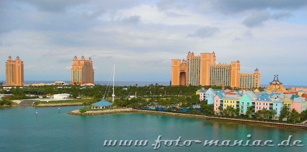 Blick von der Sidney Poitier Bridge auf das Resort Atlantis auf den Bahamas