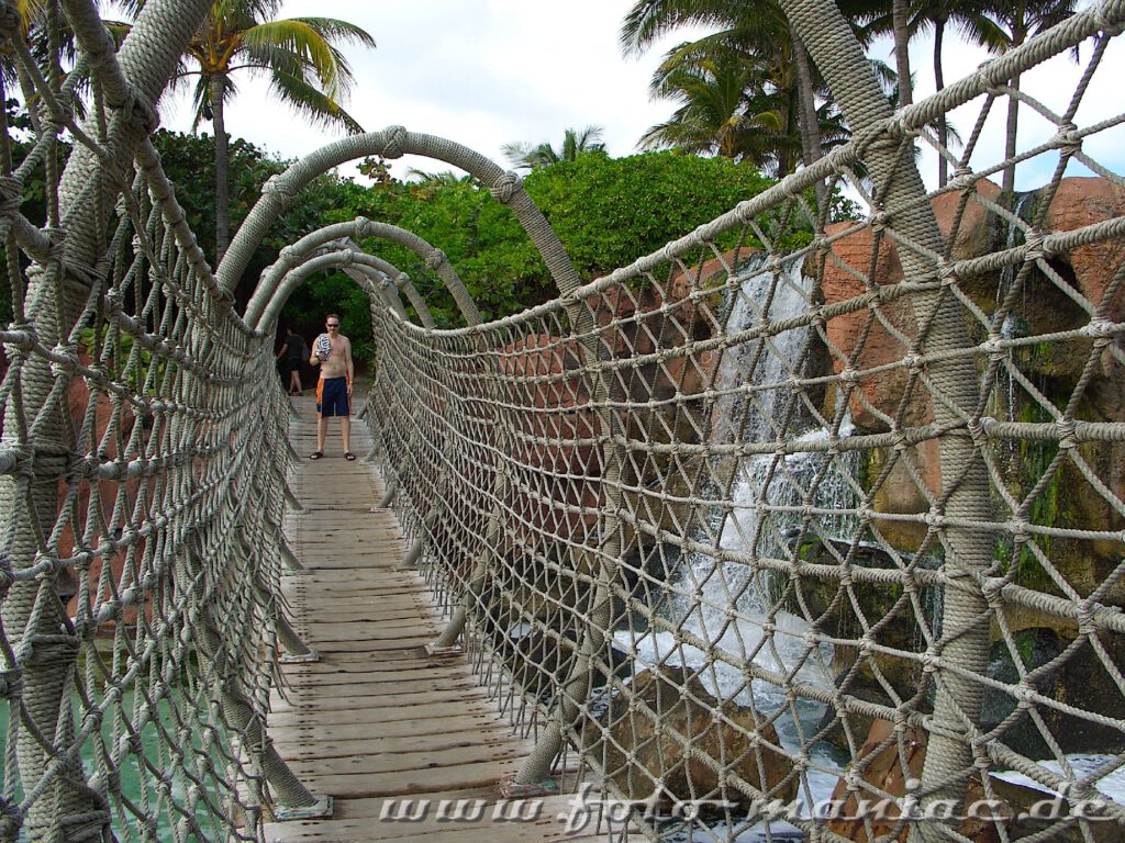 Hängebrücke überm Haibecken im Hotel Atlantis auf den Bahamas