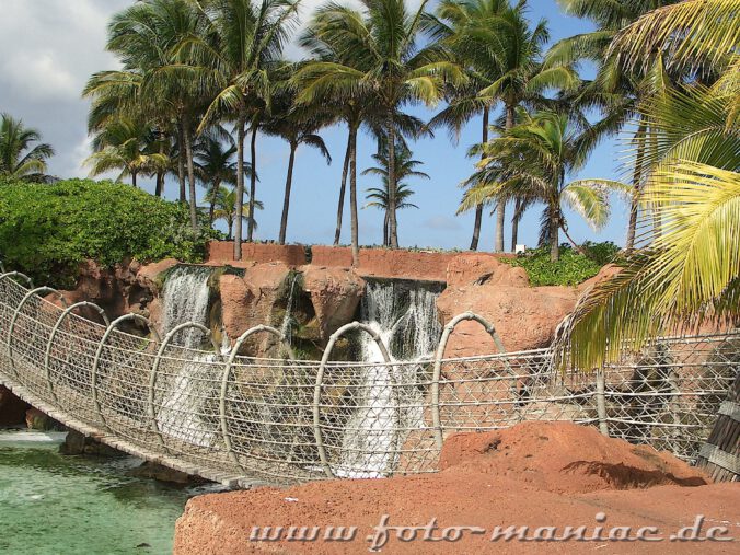 Hängebrücke überm Haibecken im Atlantis