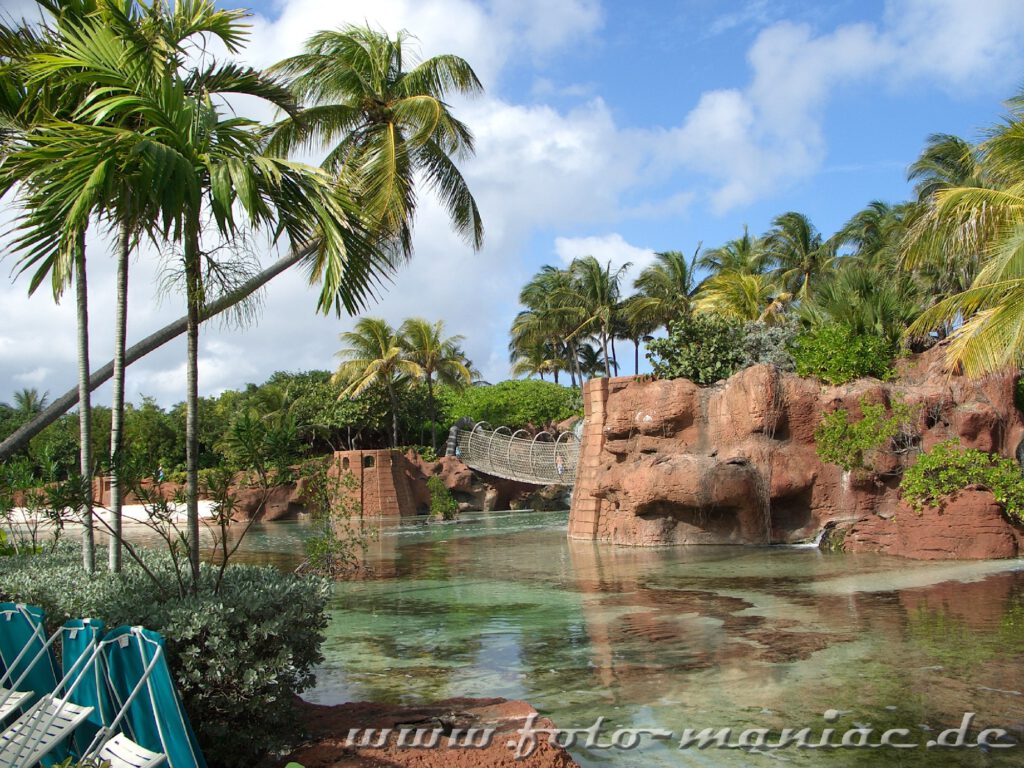 Hängebrücke zwischen künstlichen Felsen im Hotel Atlantis auf den Bahamas
