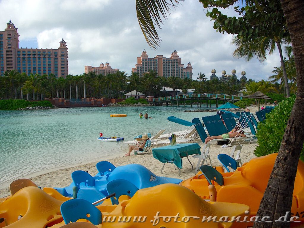 Wasserträger an der künstlichen Lagune im Hotel Atlantis auf den Bahamas