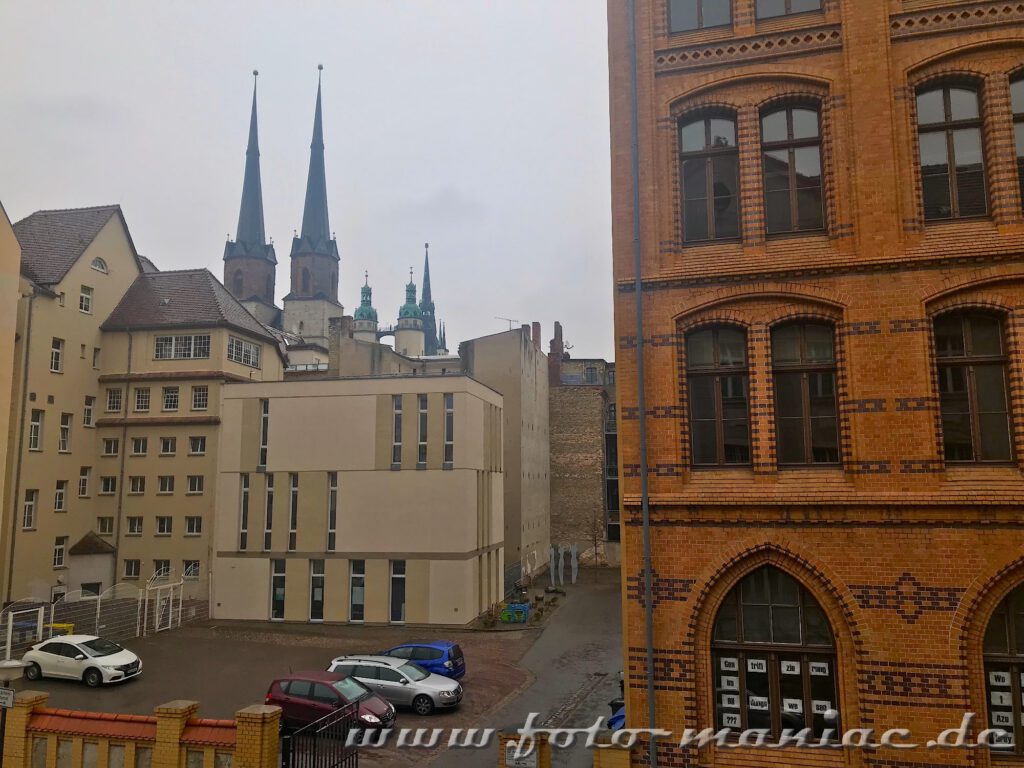 Blic aus einem Fenster der alten Polizeidirektion in Halle auf die Marktkirche