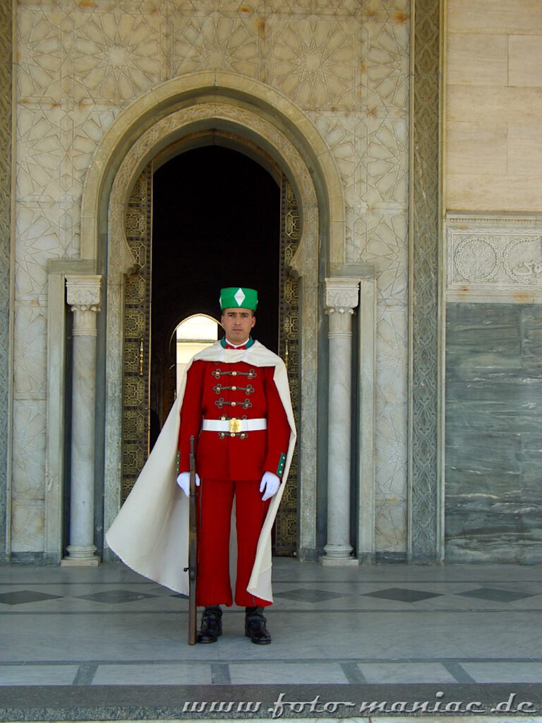 Soldat am Eingang zum Mausoleum von Mohamed V.