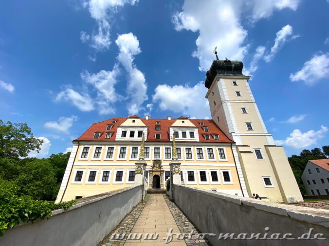 Eine Brücke führt zum Portal des Delitzscher Schlosses