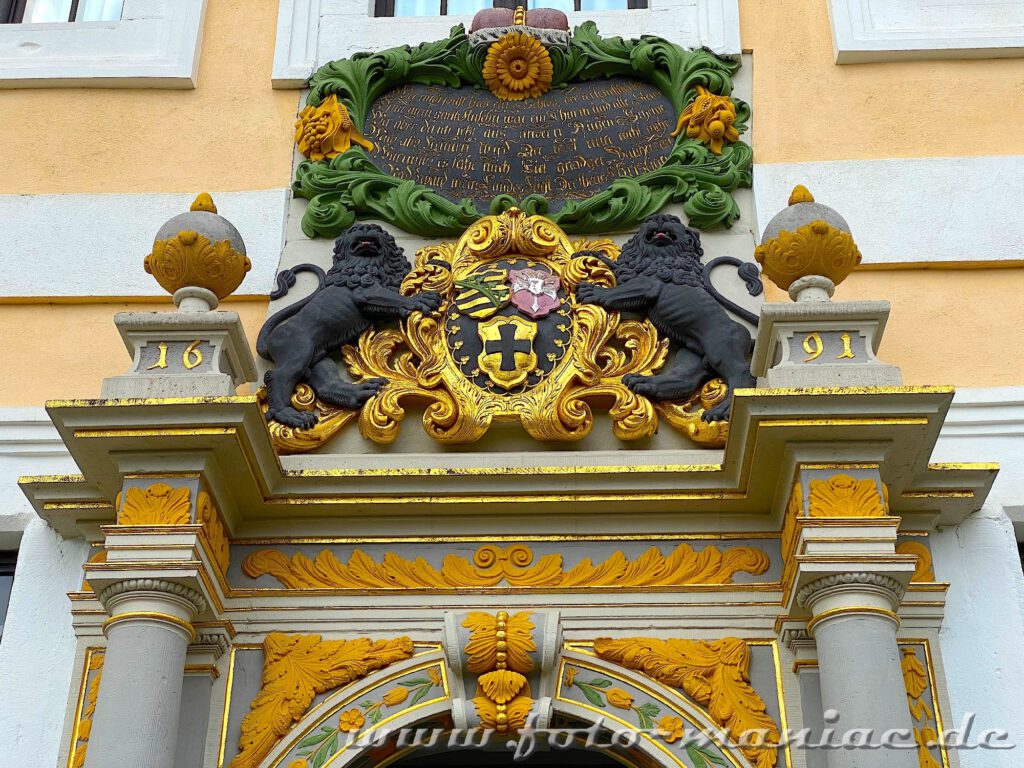 Barock-Juwel in Delitzsch - Wappen über dem Schlossportal