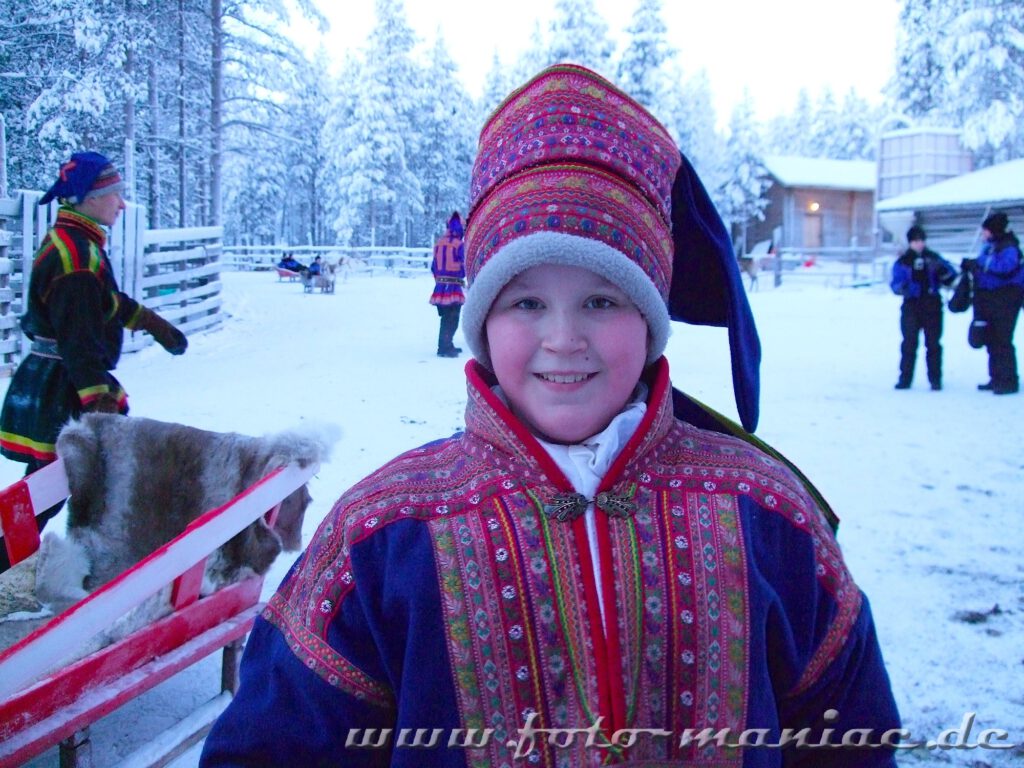 Ein Mädchen in der Tracht Lapplands