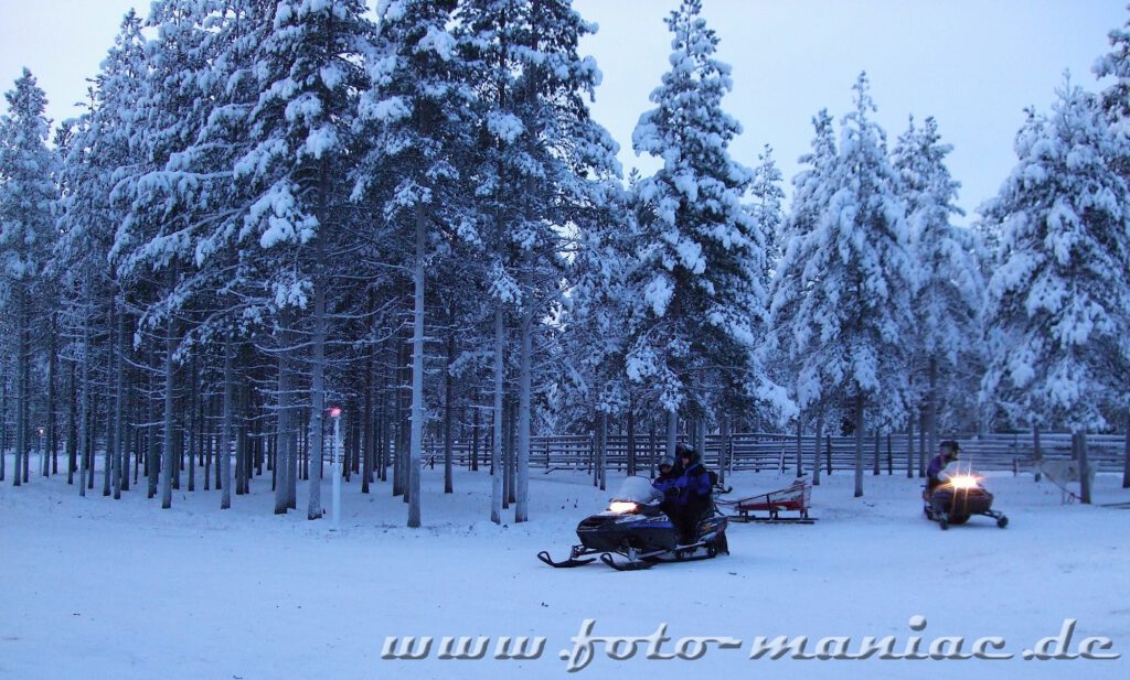 Snowmobil-Tour durch den Winterwald von Lappland und dann ein hip zum Weihnachtsmann