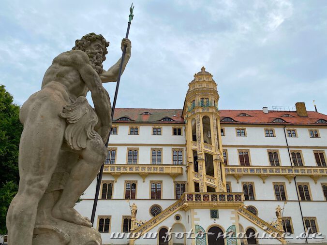 Streifzug durch Schloss Hartenfels - Brunnenfigur im Schlosshof