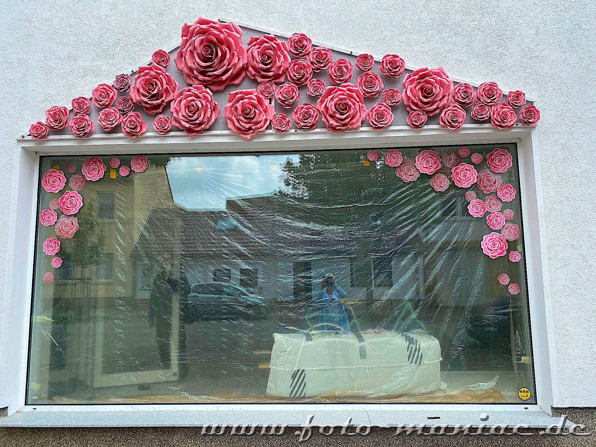 Mit Blüten dekoriertes Schaufenster