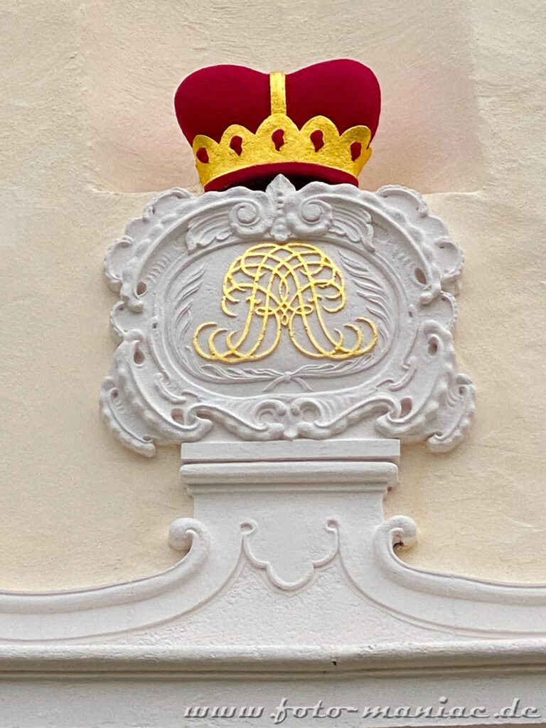 Wappen über dem Portal von Schloss Köthen