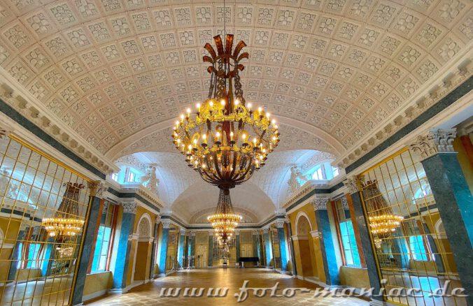 Blick in den prächtigen Spiegelsaal im Schloss Köthen