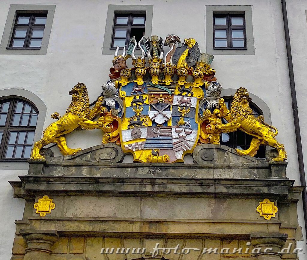Ein prächtiger Wappenstein schmückt das Portal von Schloss Hartenfels