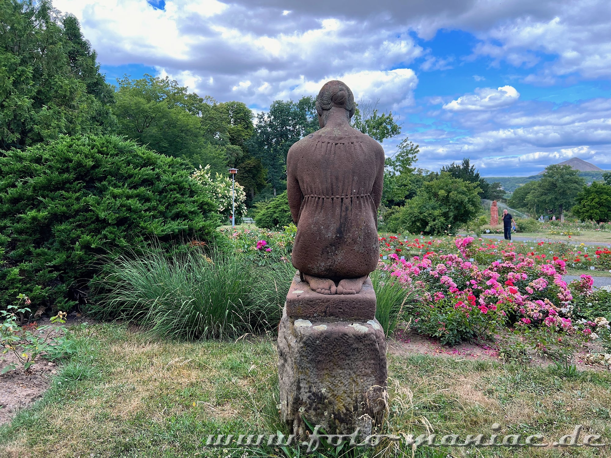 Knieende - eine Skulptur im Rosengarten
