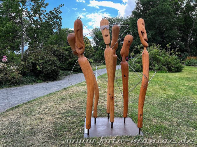 Skulpturengruppe in der Schau Kunst im Rosarium Sangerhausen