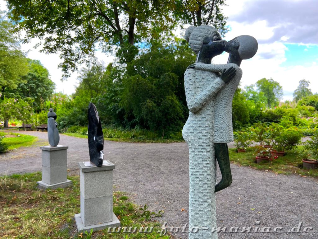 Mutter küsst ihr Kund - ein Kunstwerk im Rosarium Sangerhausen