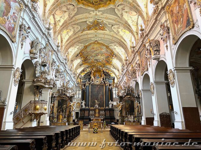 Blick in das Mittelschiff zum Altar der Basilika St. Emmeram