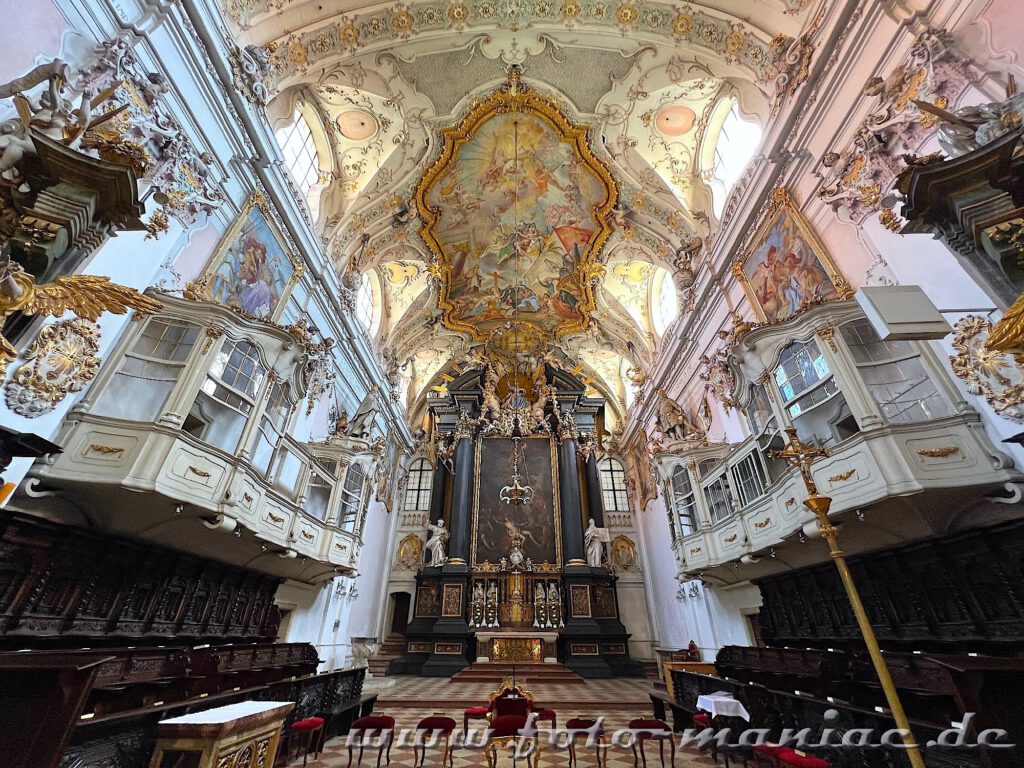 Blick auf den Altarraum in der Emmeram- Basilika - Regensburgs prächtigste Kirche