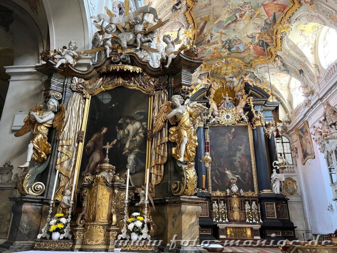 Regensburgs prächtigste Kirche - überall Putten, Bilder und viel Gold-Deko