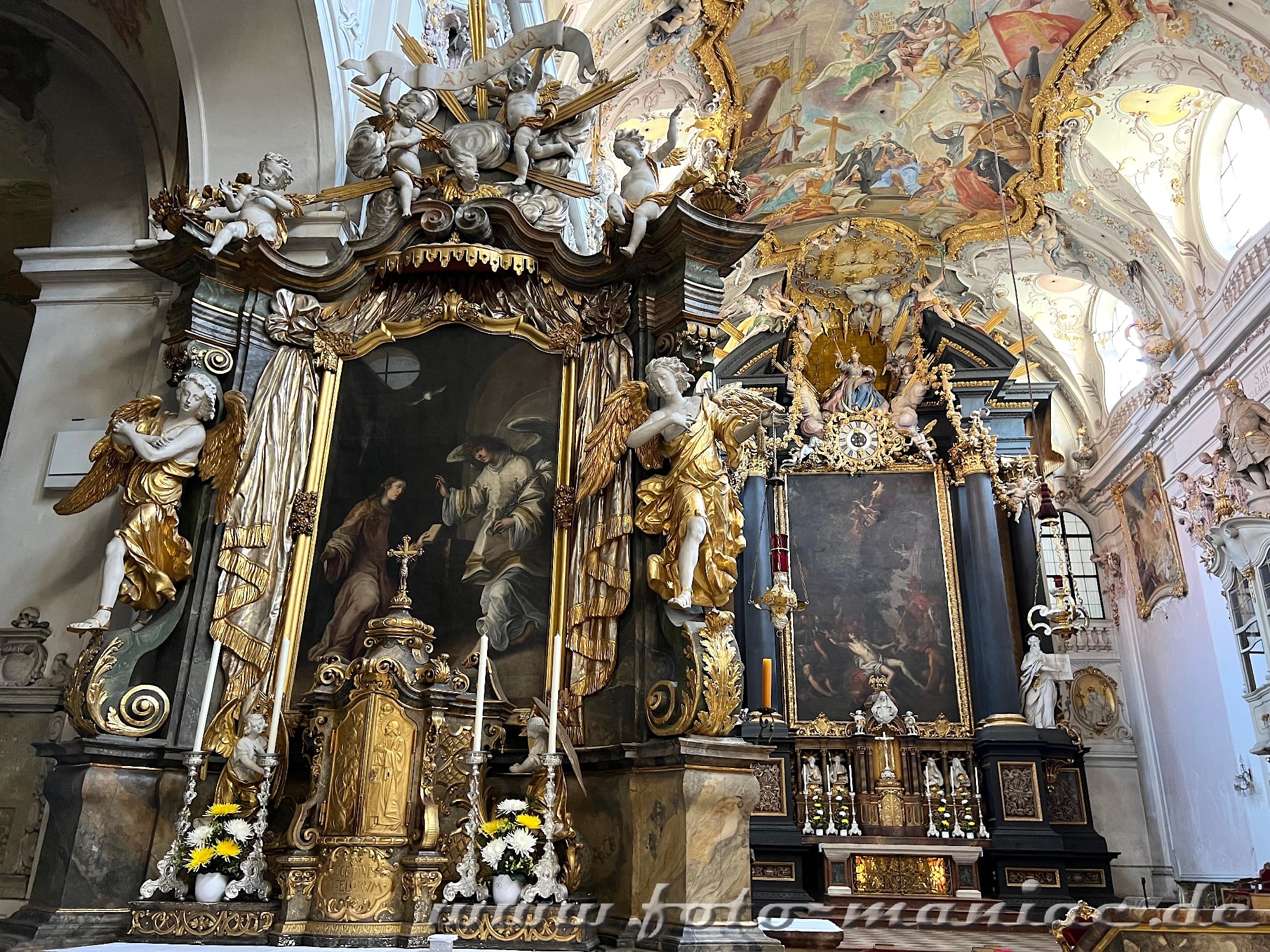 Überall Putten im Altarraum in der Kirche Emmeraum in Regensburg