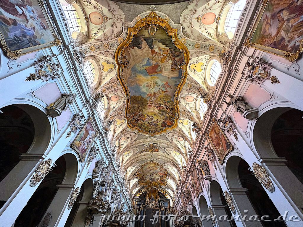 Sehenswert - die üppig gestaltete Decke in Regensburgs prächtigster Kirche Emmeram