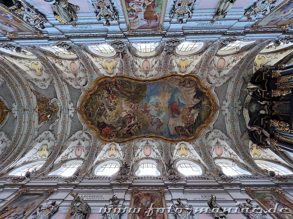 Da lohnt mehr als ein Blick - die aufwändig gestaltete Decke in Regensburgs prächtigster Kirche Emmeram