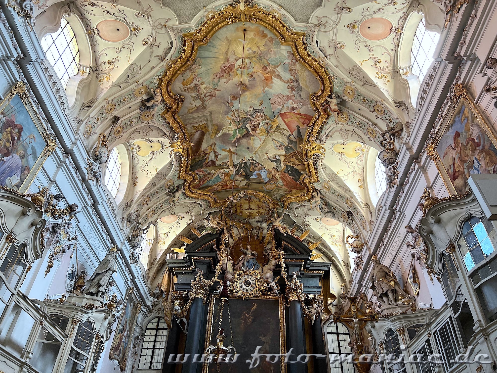 Ein Hingucker - die Decke in Regensburgs prächtigster Kirche Emmeram
