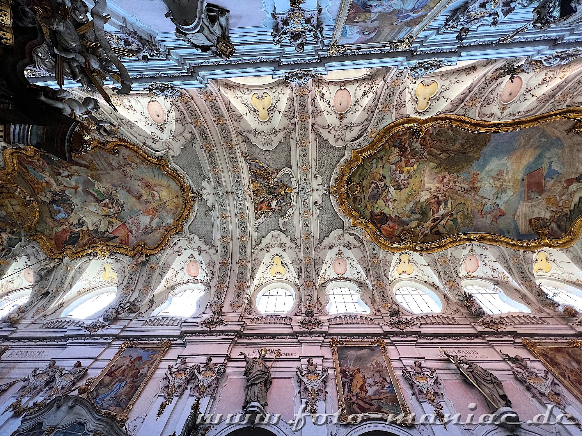 Ein Hingucker in Regensburgs prächtigster Kirche ist die aufwändig gestaltete Decke