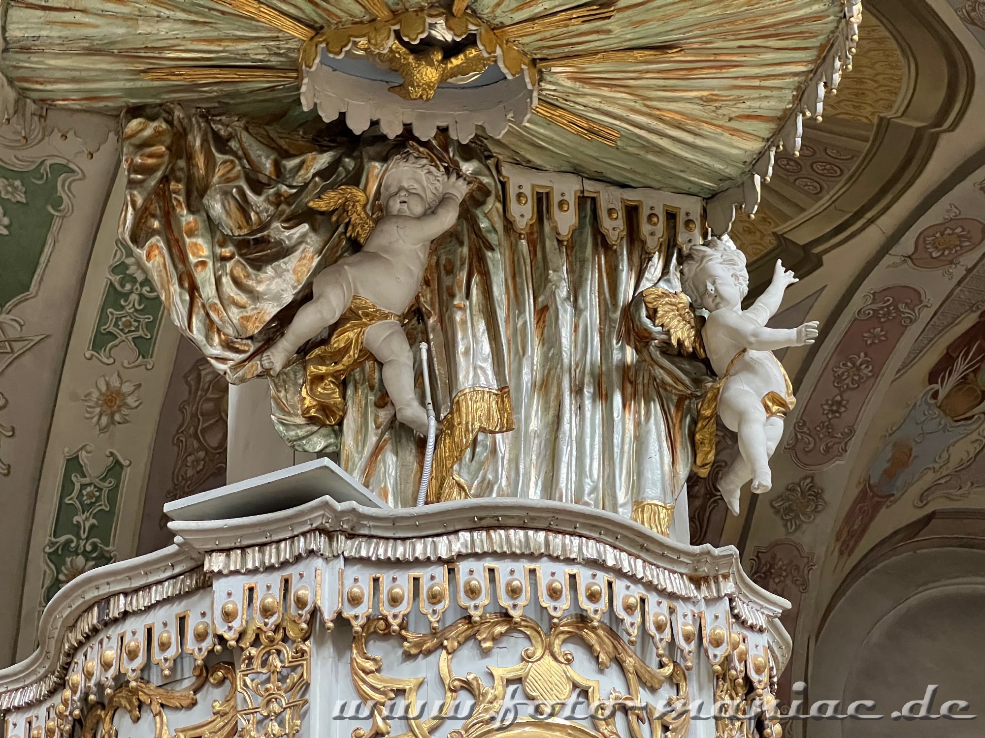 Engel tummeln sich an der Kanzel in der Kirche Emmeram in Regensburg