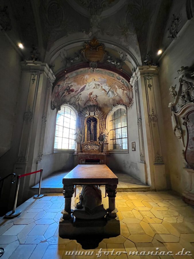 Kleiner Altar im Seitenbereich in der Basilika St. Emmeram