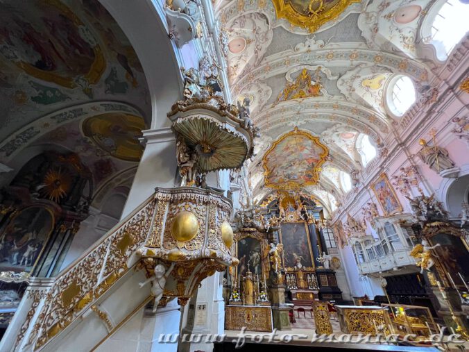 Kanzel und Apsis in der Kirche Emmeram in Regensburg in prunkvoller Ausstattung