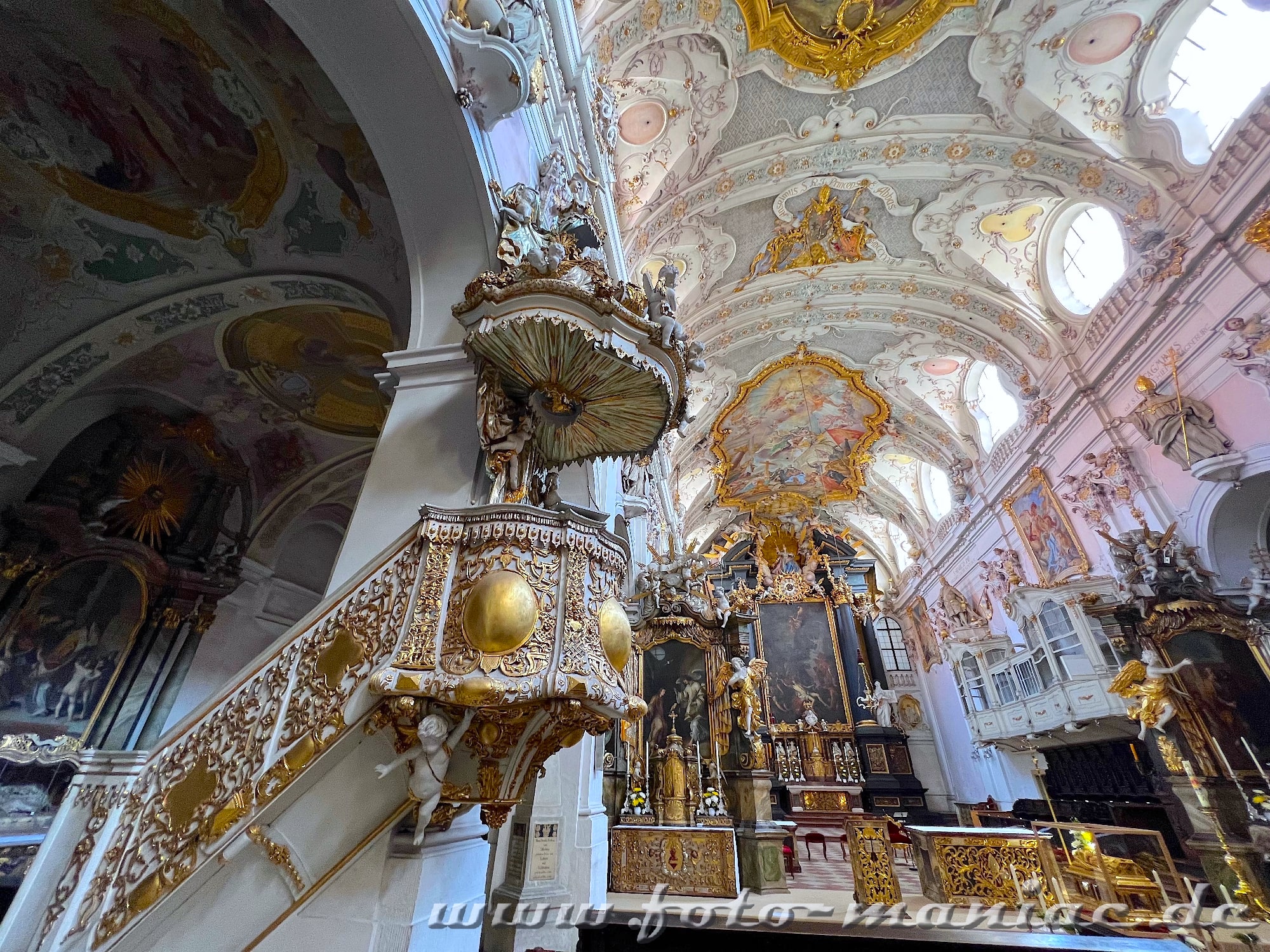 Prunkvoll ausgestattet: Kanzel und Altarraum in der Basilika Emmeram, Regensburgs prächtigste Kirche