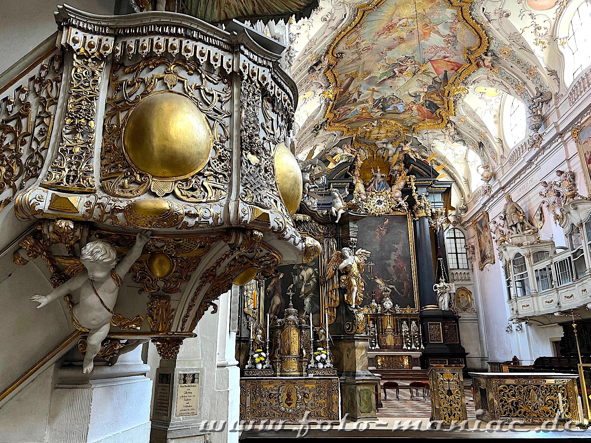 Üppig dekorierte Kanzel in der Basilika Emmeram, Regensburgs prächtigste Kirche 