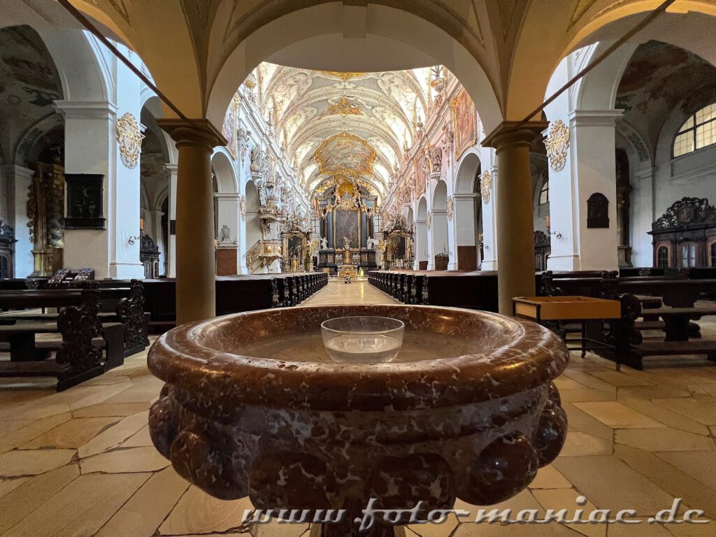 Blick in das Mittelschiff von Regensburgs schönste Kirche - die Basilika St. Emmeram