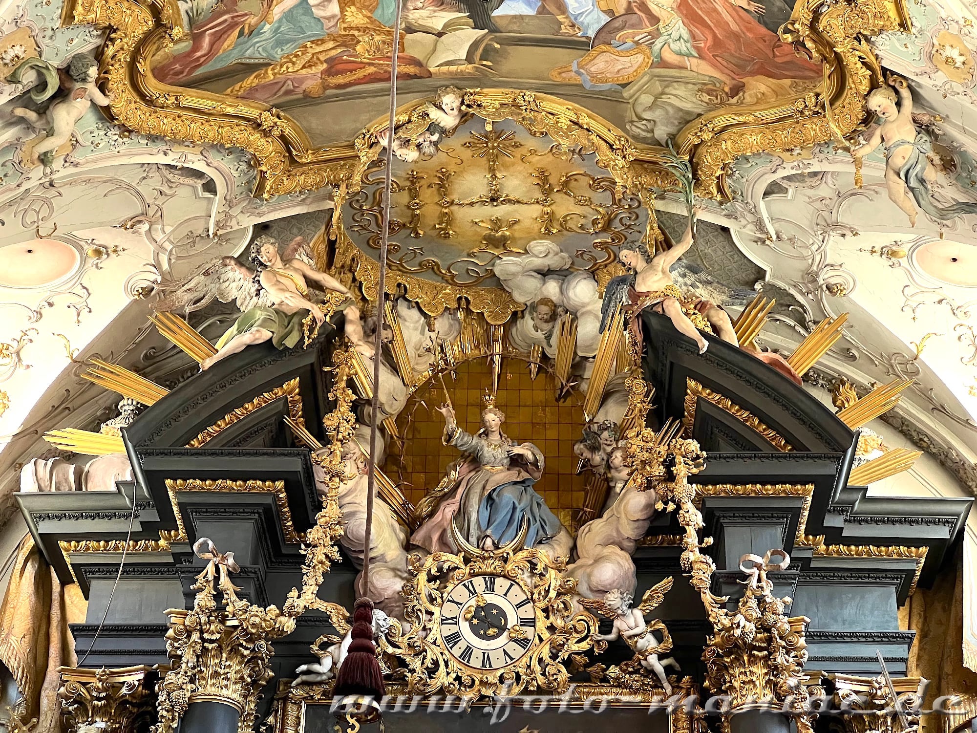 Üppige Dekorationen in der Basilika Emmeram, Regensburgs prächtigste Kirche