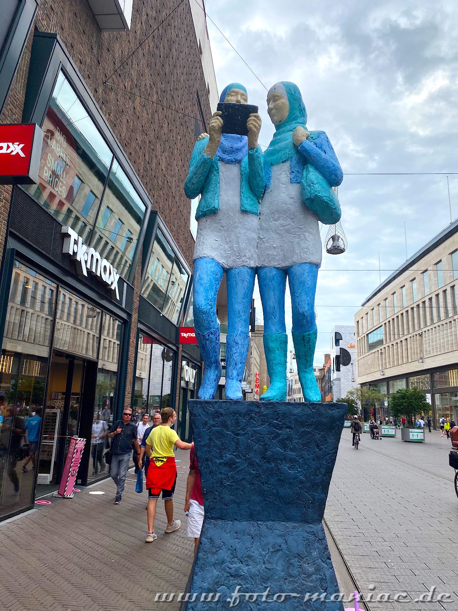 Skulptur zweier Mädchen in Den Haags Zentrum