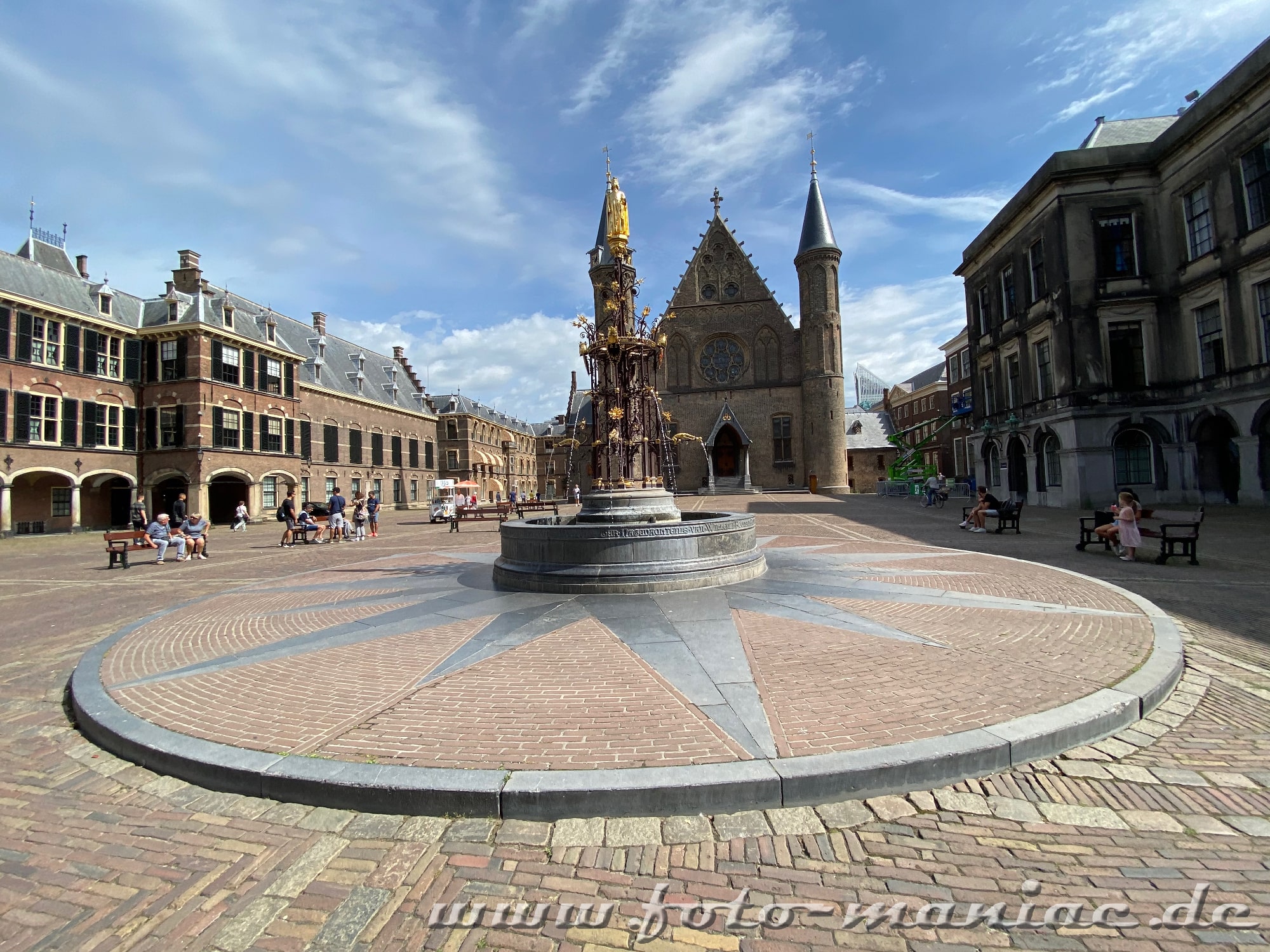 Blick in Den Haags Binnenhof auf den Rittersaal