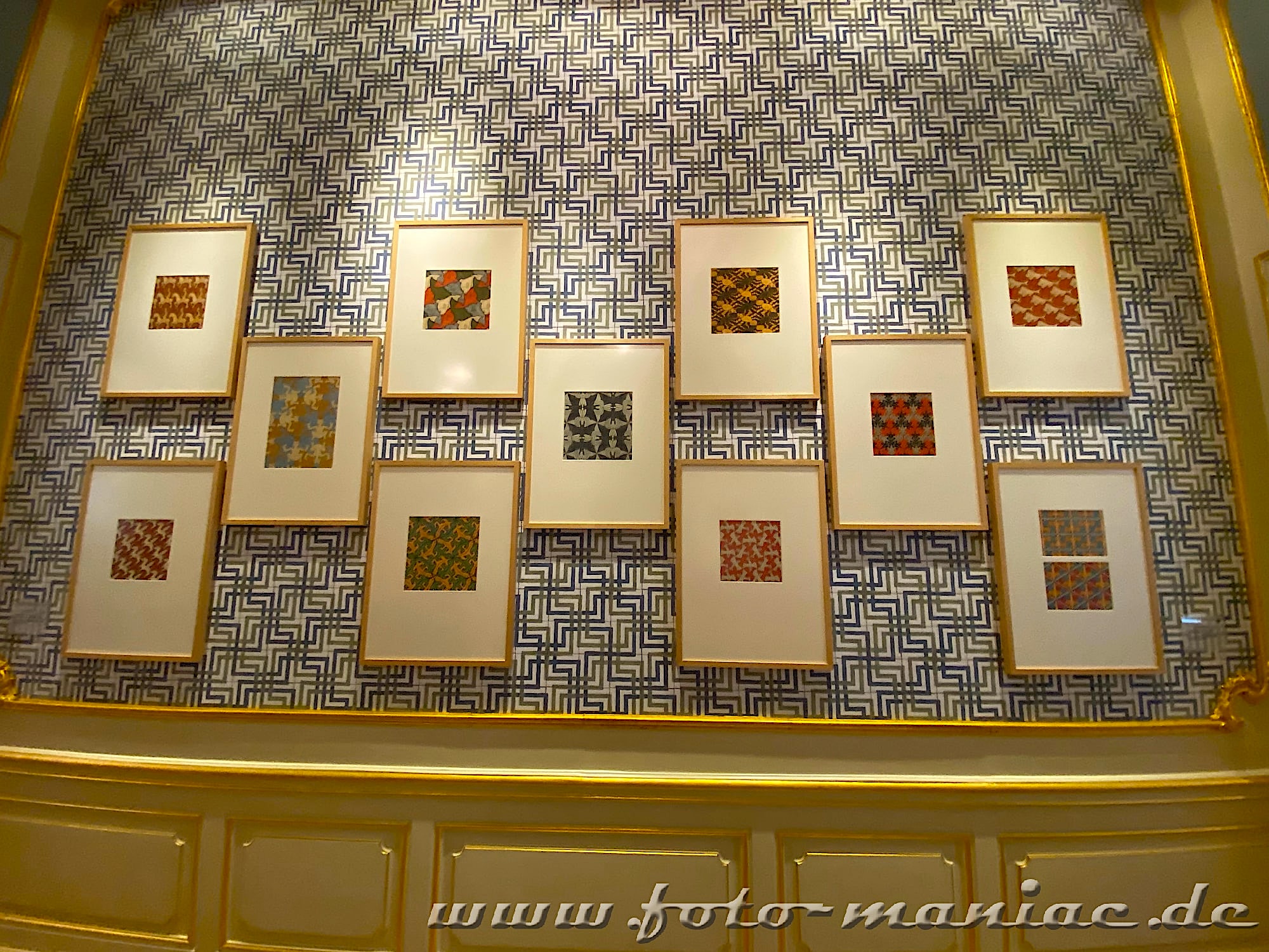 Arbeiten von Escher hängen an der Wand