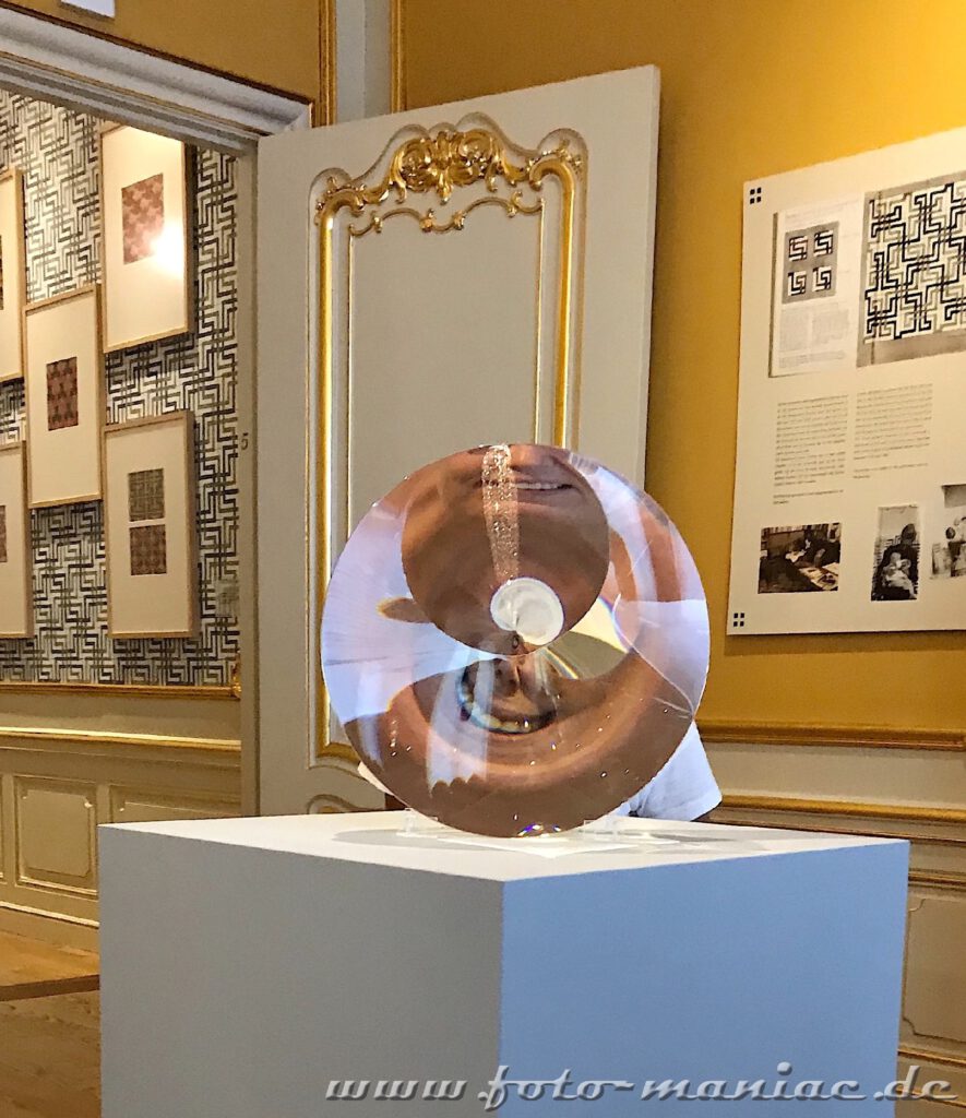 Spiegelungen mit optischem Glas in der Escher-Ausstellung in Den Haag