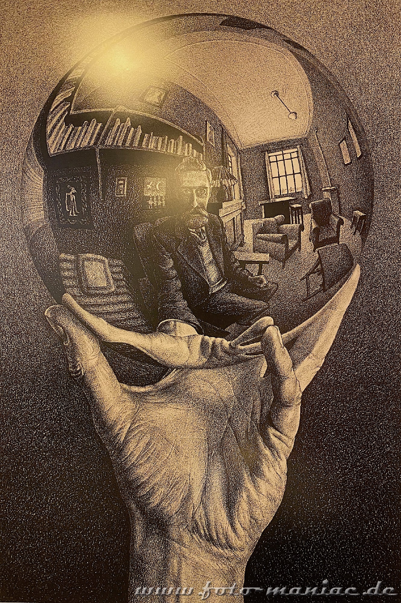 Escher-Grafik: Hand hält eine Kugel