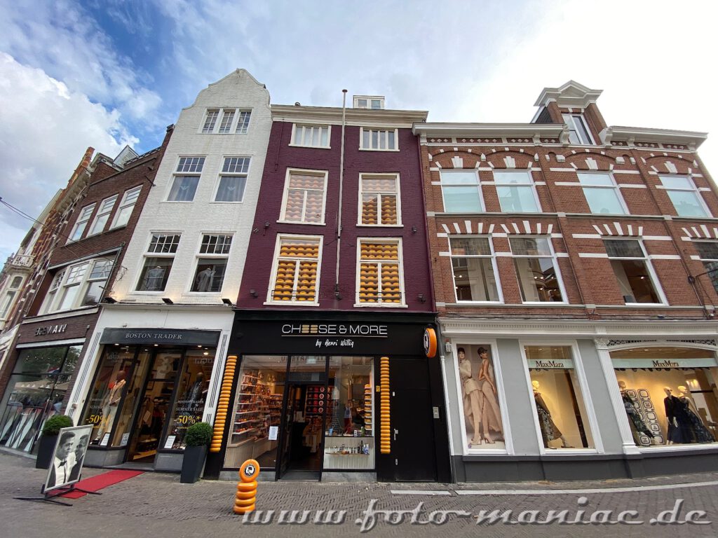 Ein Geschäft voll Käselaiber in Den Haags City